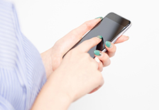 スマホで応募している様子