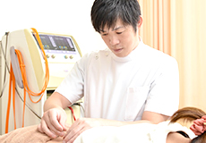 治療体験をしている様子